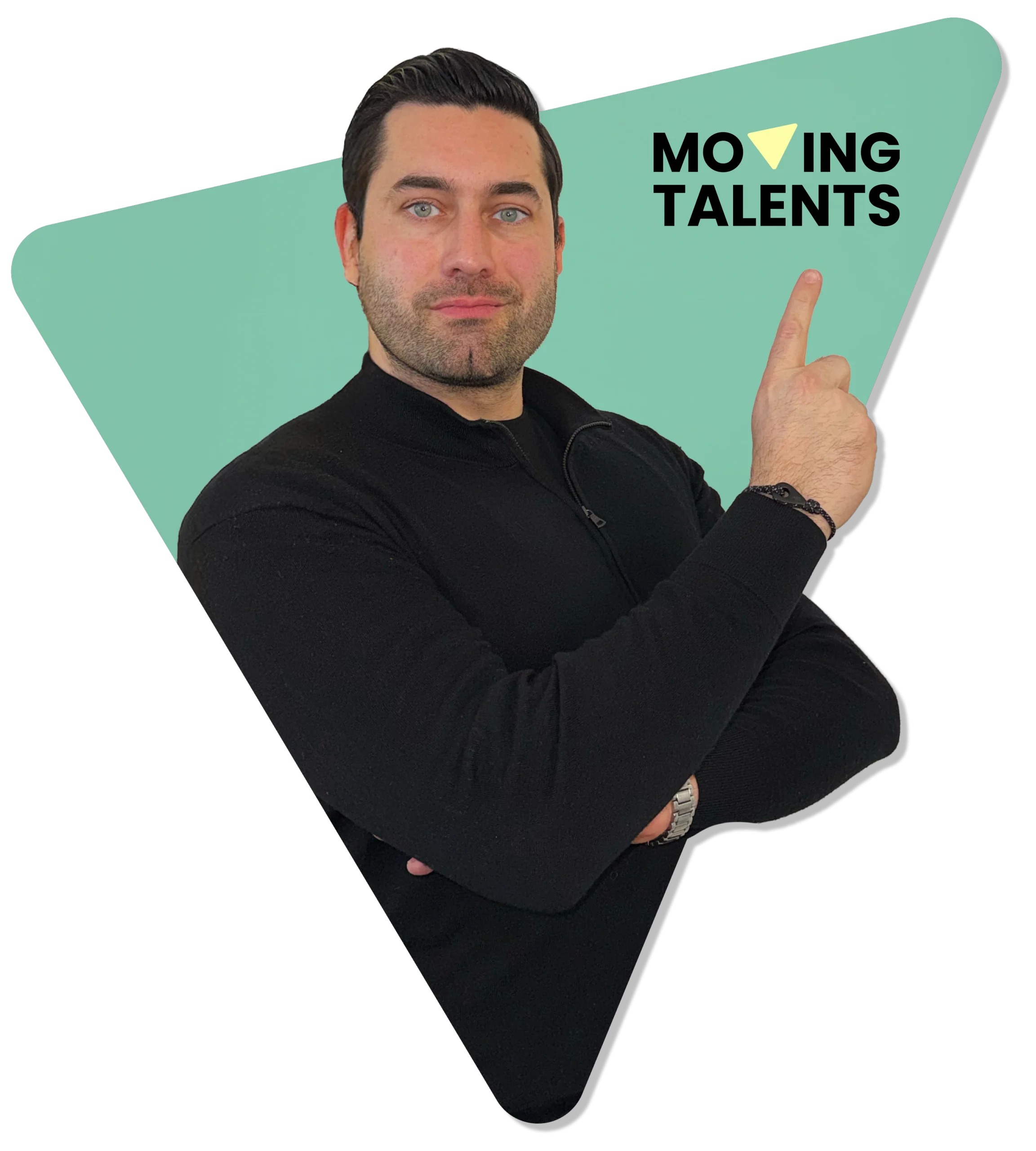 Paul Kanzler zeigt mit dem Finger auf das Logo Moving Talents 